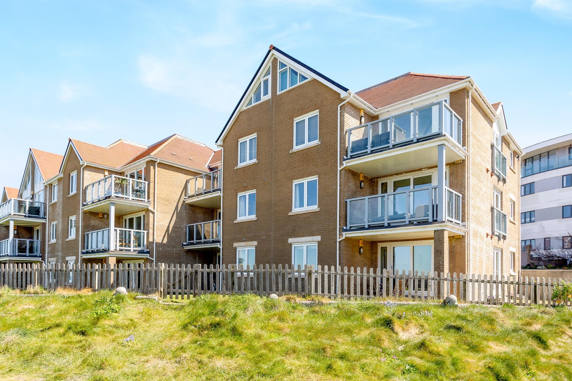 1 Headland Point is in a superb location, surrounded by rugged headland and near the Atlantic Ocean. 