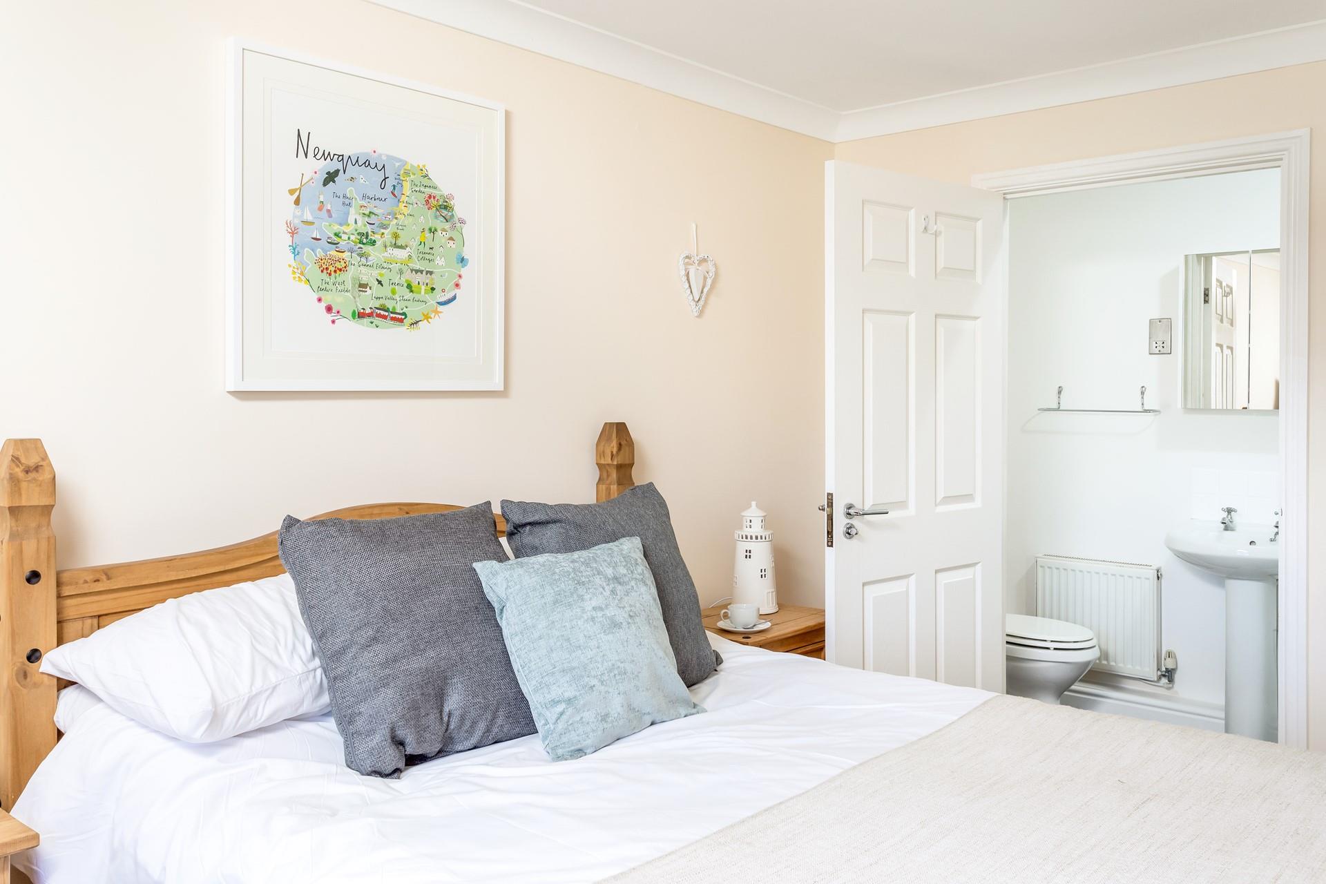 Jump out of bed and get ready in the en suite for a day at the beach.