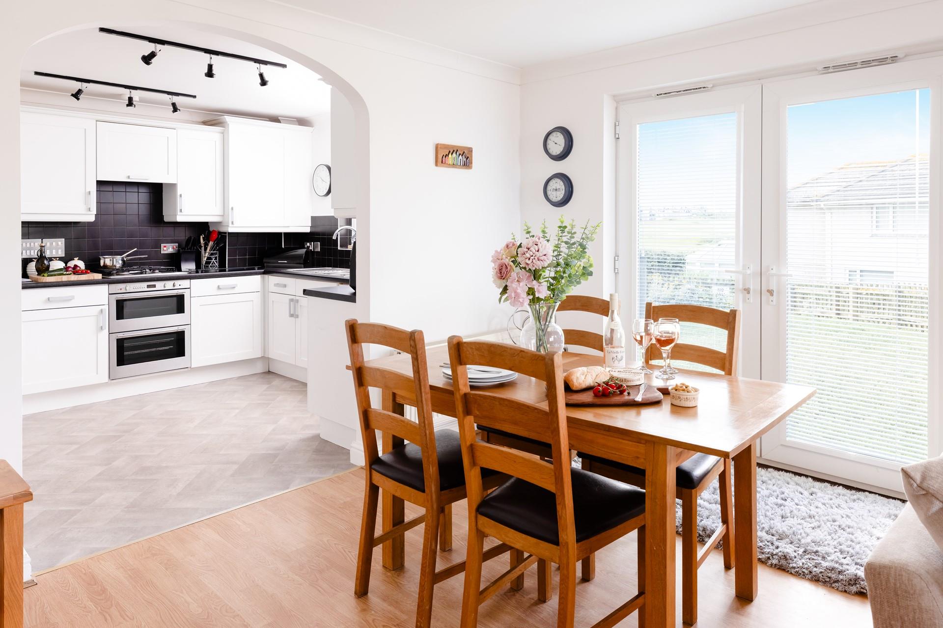 Cook a delicious meal whilst the family chats around the dining table. 