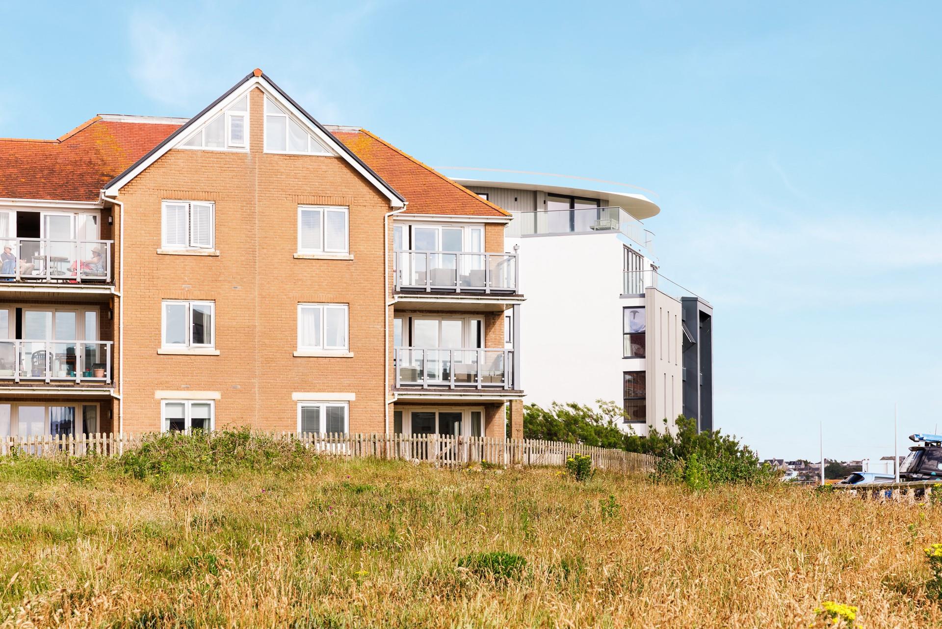 1 Headland Point is in a superb location, surrounded by rugged headland and near the Atlantic Ocean. 
