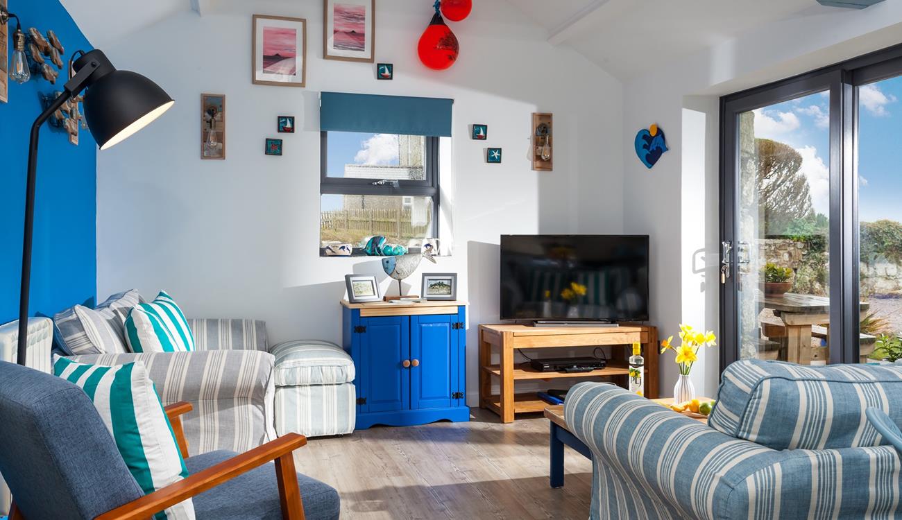 After spending the day relaxing on the nearby beach Perranuthnoe, come back to chill out for the evening on the sofa.