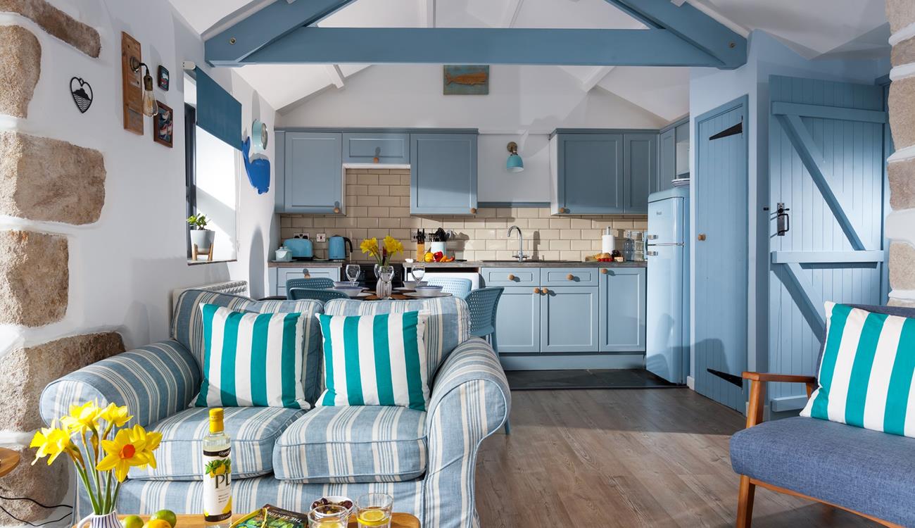 Cook up breakfast in the kitchen and pack your beach bag ready for a day of sunbathing and dipping in the sea.