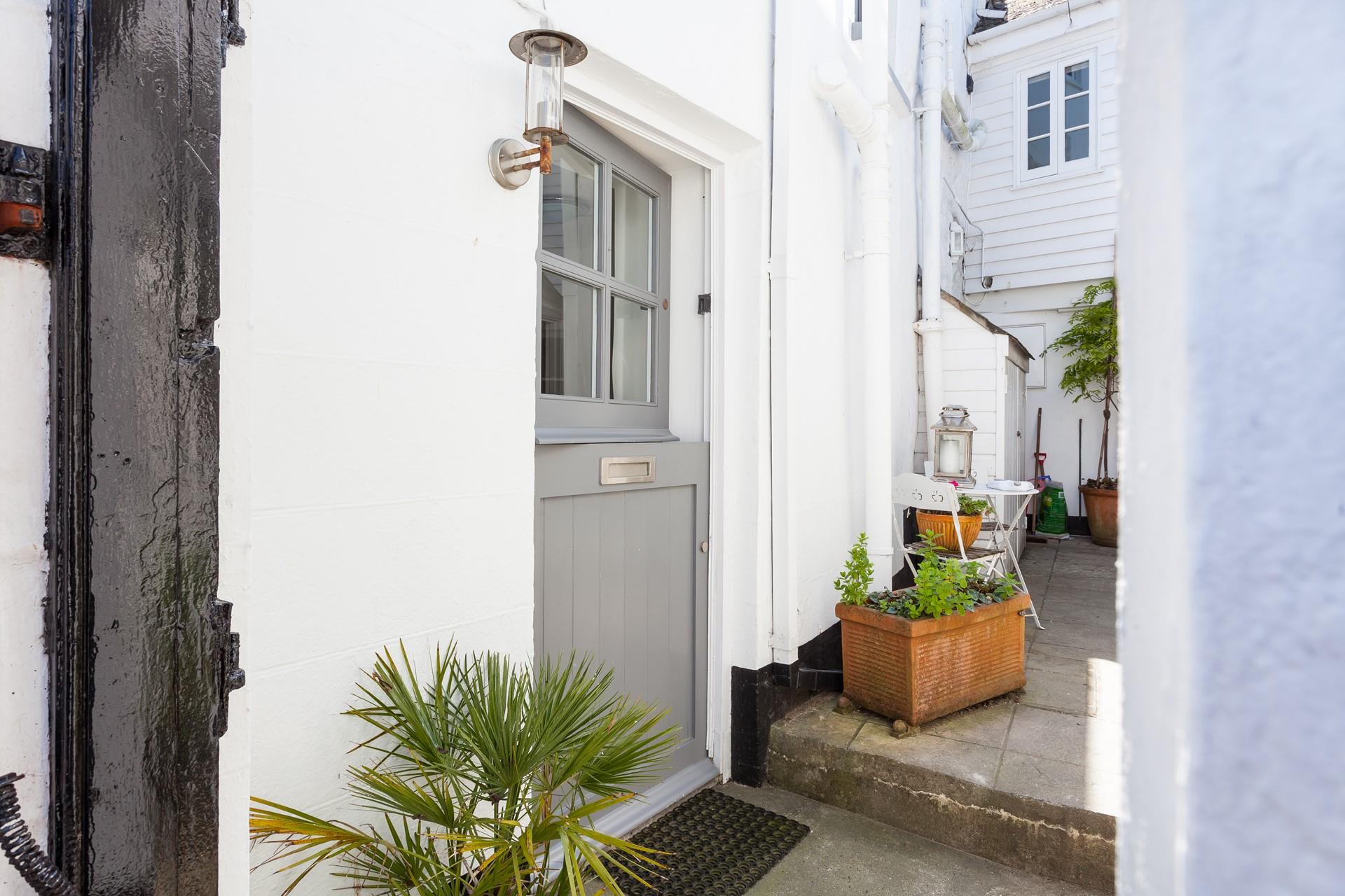 Enter Chy Bean through a charming stable door.