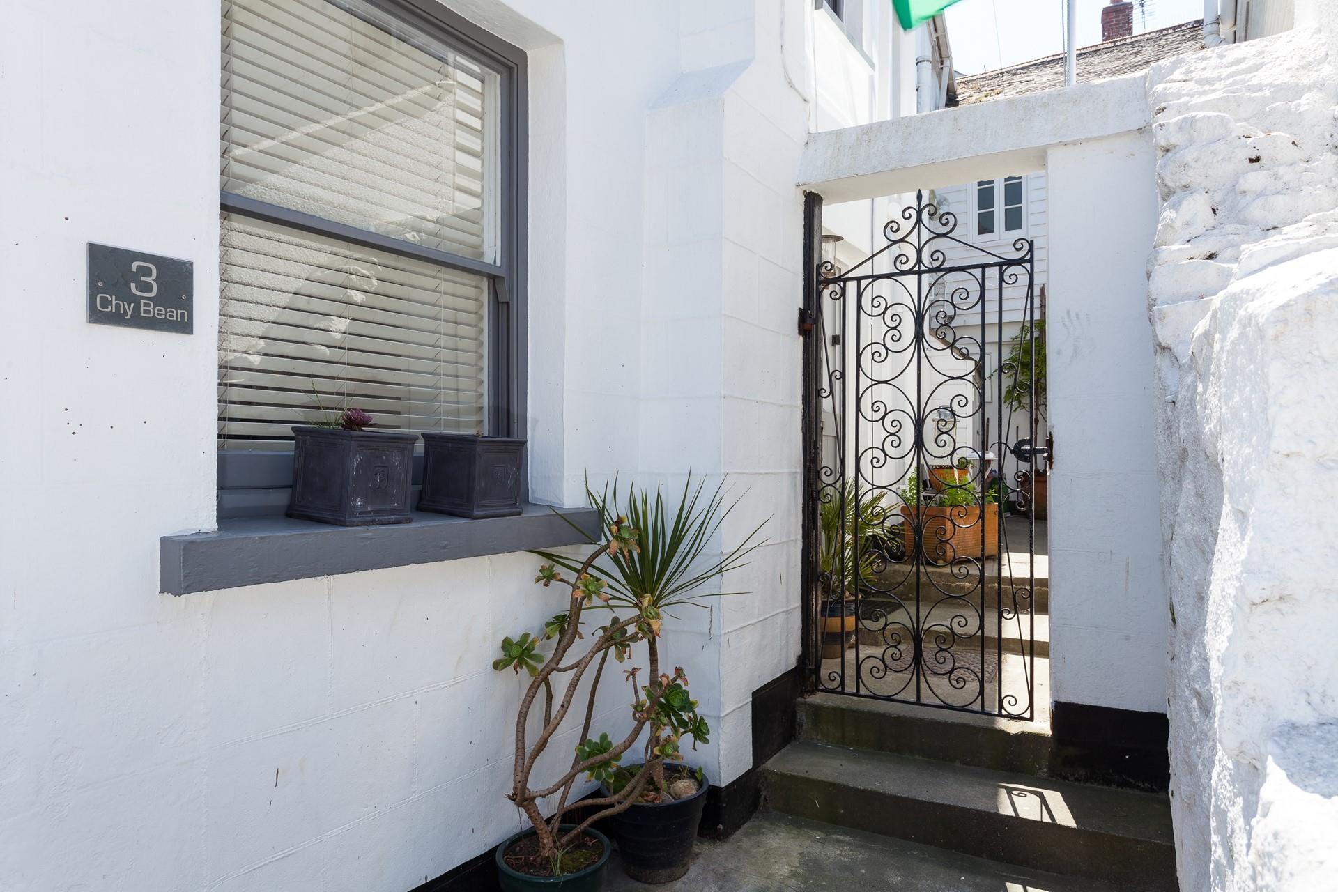 Chy Bean is ideally located to explore this part of the coast on foot, within easy reach to the South West Coast Path.