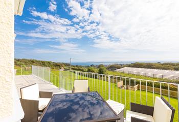 Relax on the balcony and enjoy far-reaching views across St Ives and Godrevy. 