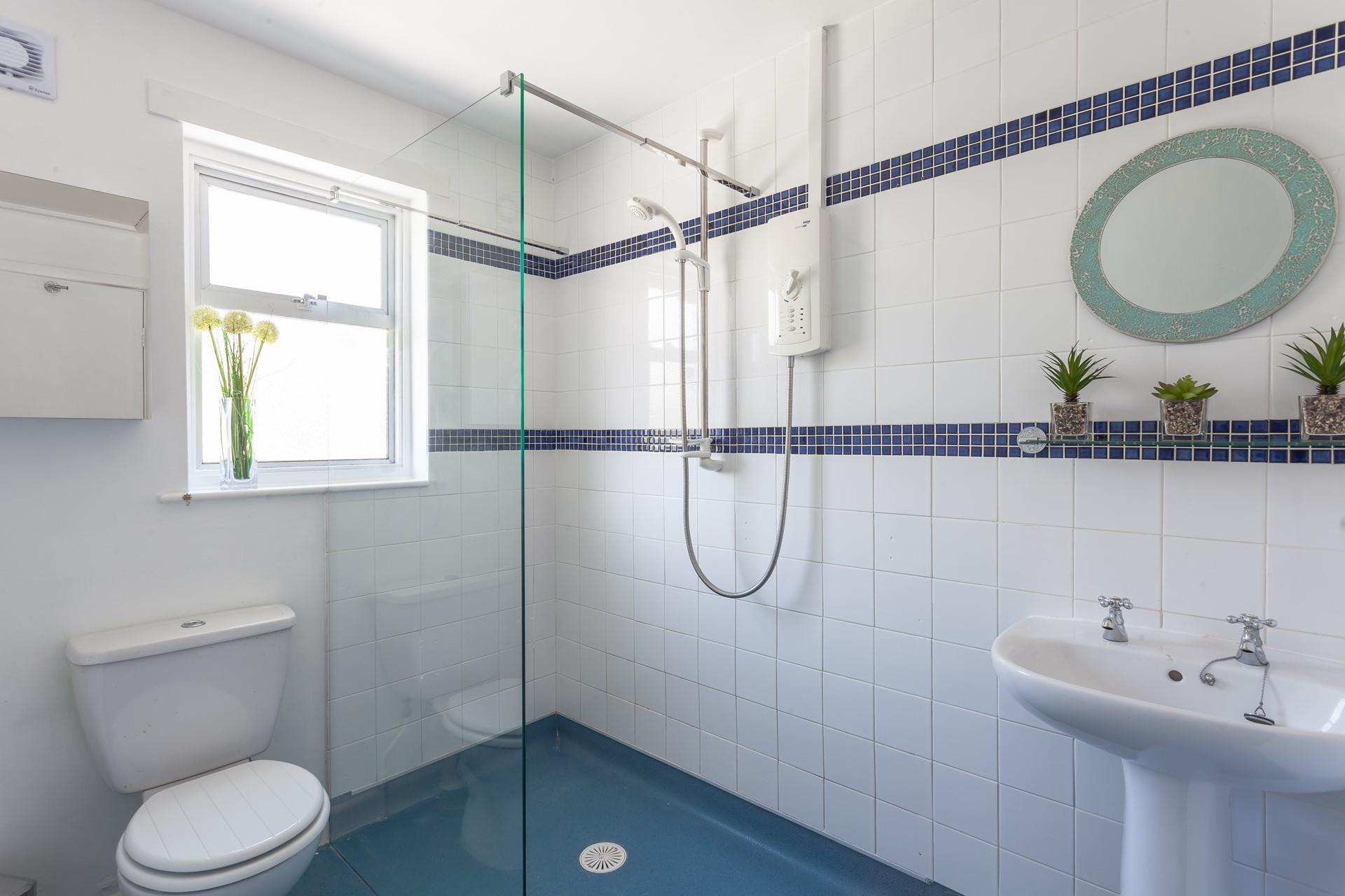 The family bathroom has a walk-in shower, ideal after a day of adventures on the sand!