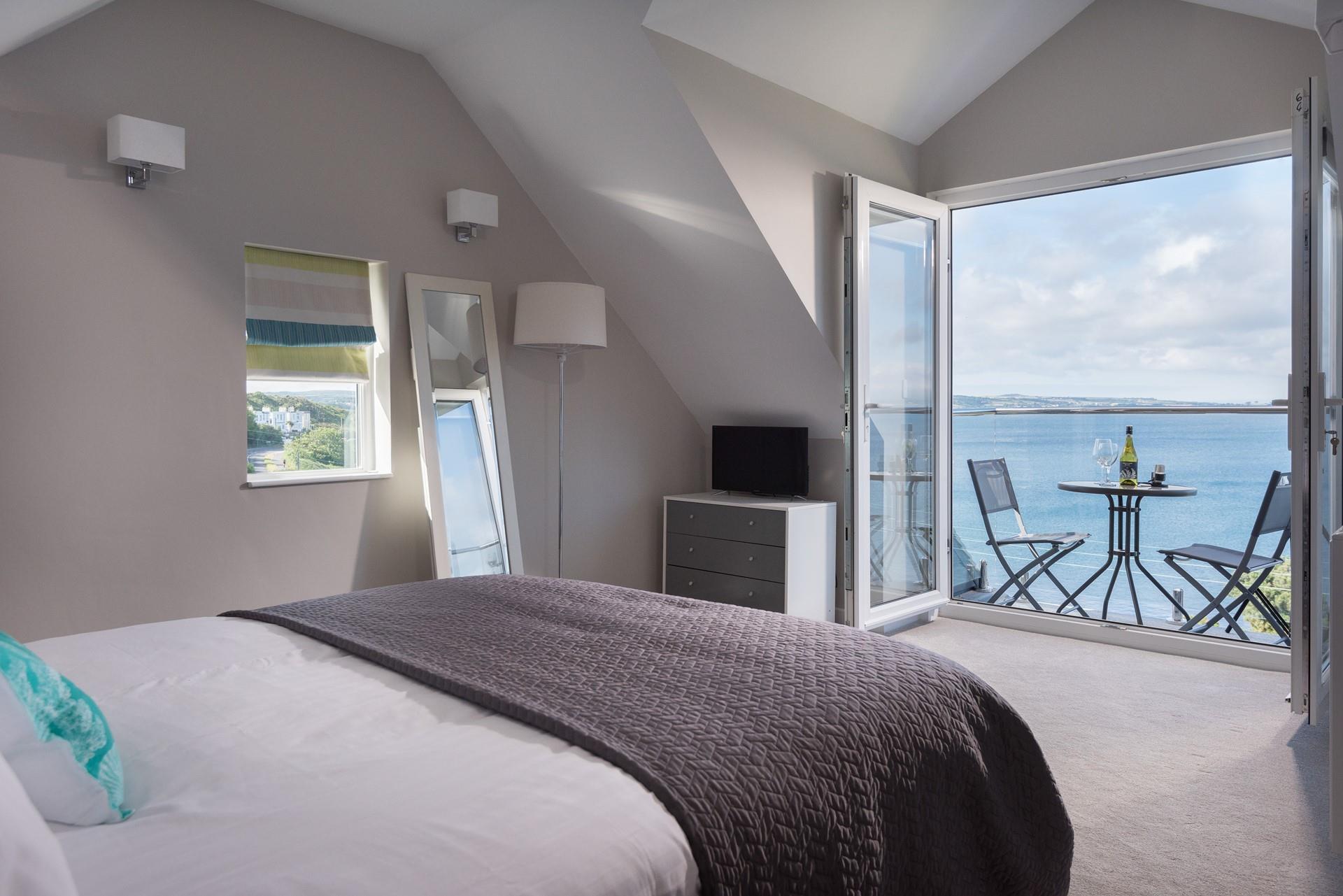 Wake up in the spacious king size bed, a beautiful sunrise is the first thing you see.