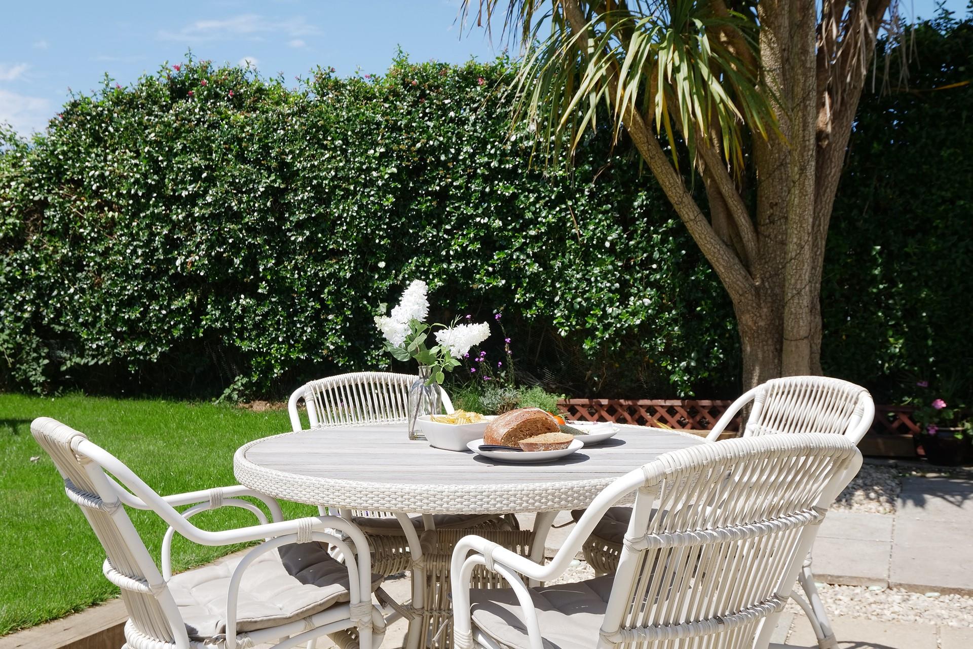 After spending the day on the beach, come back to enjoy drinks and nibbles in the garden.