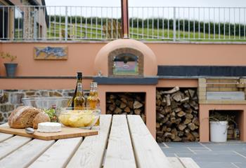 Take advantage of the pizza oven and enjoy a delicious al fresco dinner with all your favourite toppings!