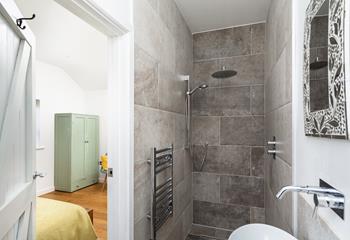 Start your day with a refreshing power shower; the en suite benefits from a rainfall showerhead. 
