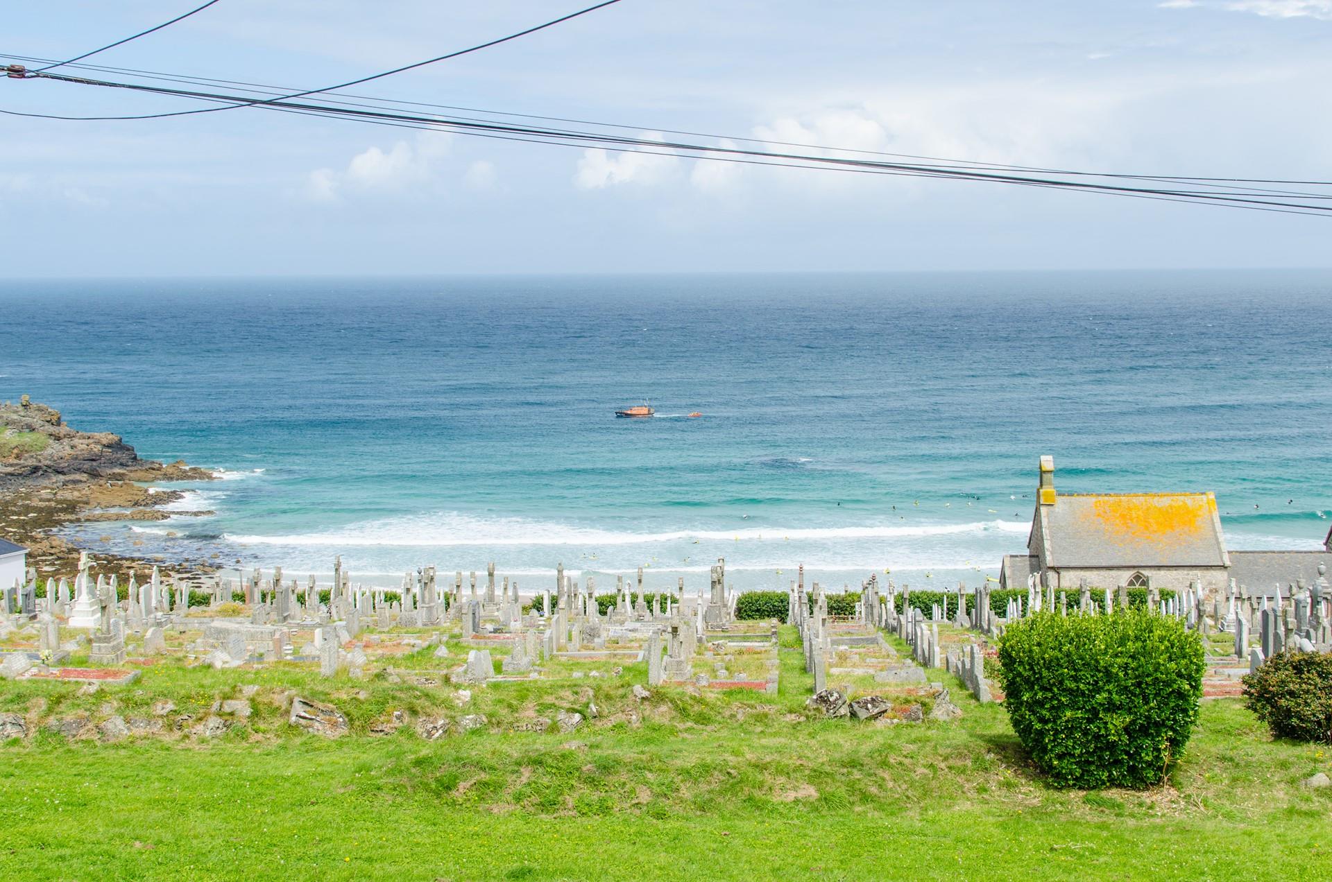 Enjoy the perfect seaside holiday at Barnoon Studio, steps away from Porthmeor.