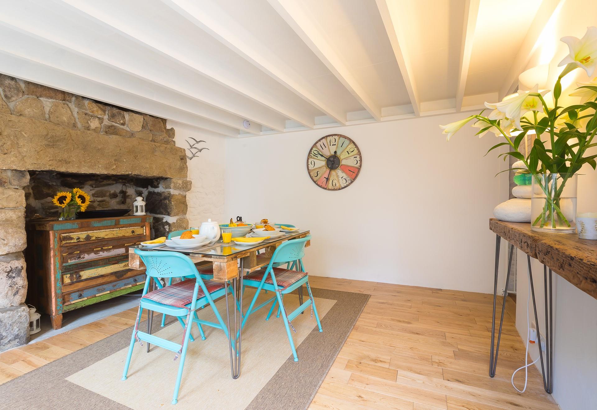 The large dining table has seating for 4 meaning you can spend time together as a family over meal times.