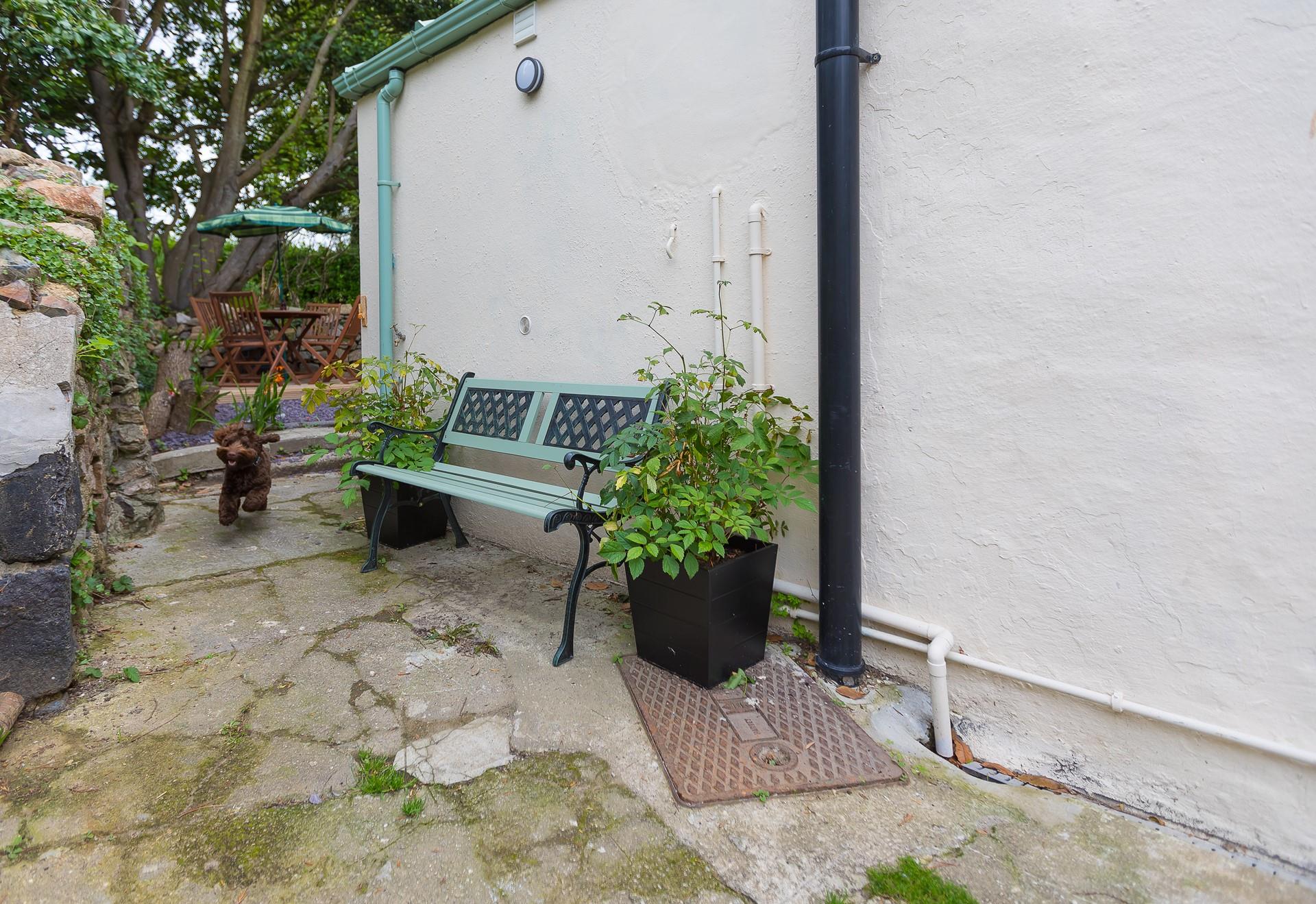 Your pooch will be happy running around in the garden whilst you dine al fresco.