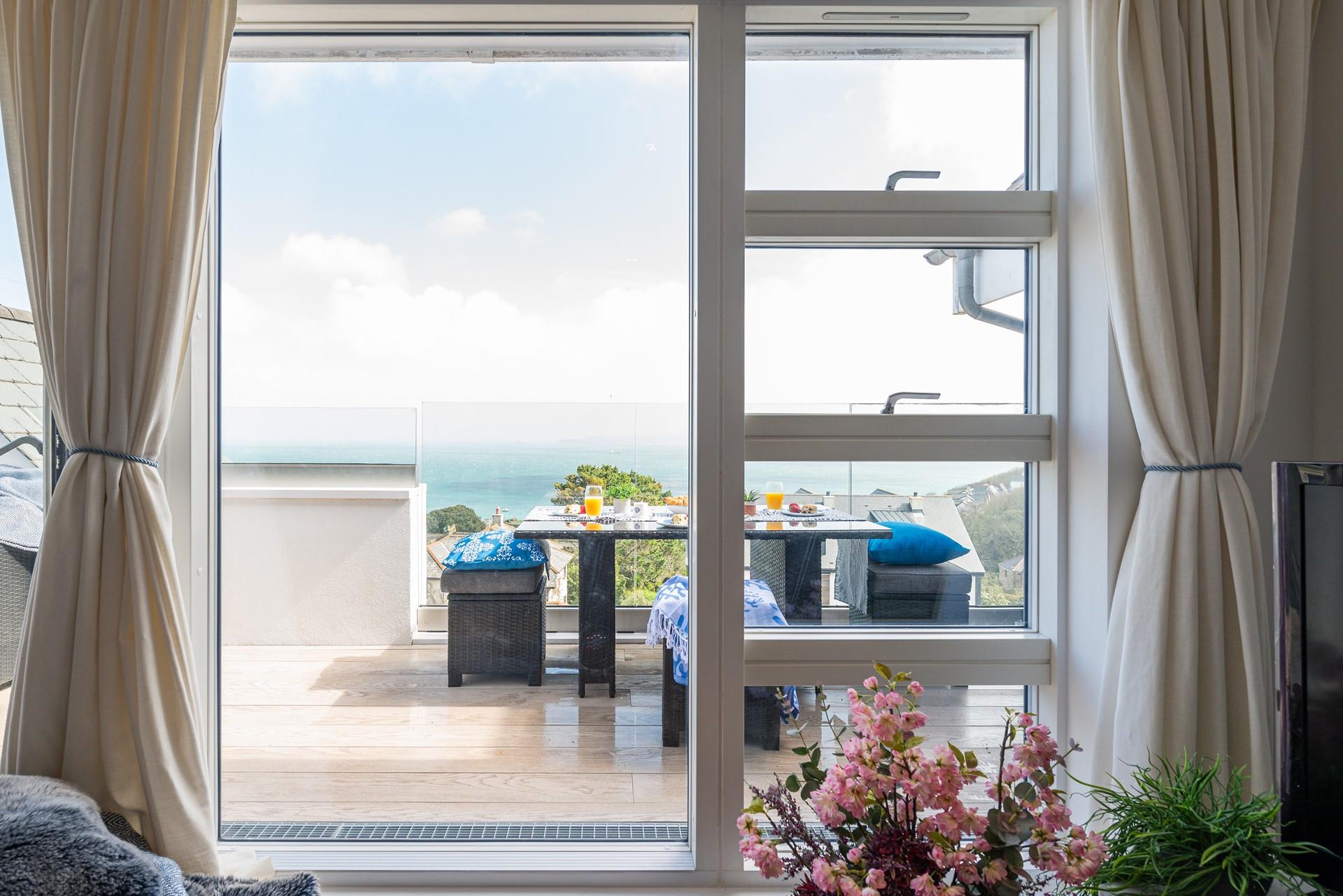 Start your day by enjoying your favourite hot drink and a slice of cake al fresco! 