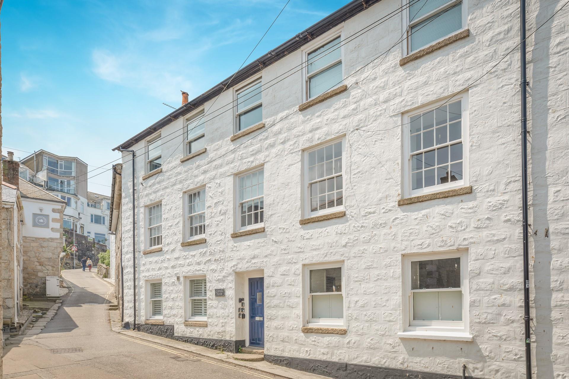 Tucked away down a pretty lane, Harbour Findings is close to St Ives shops, cafes and restaurants.