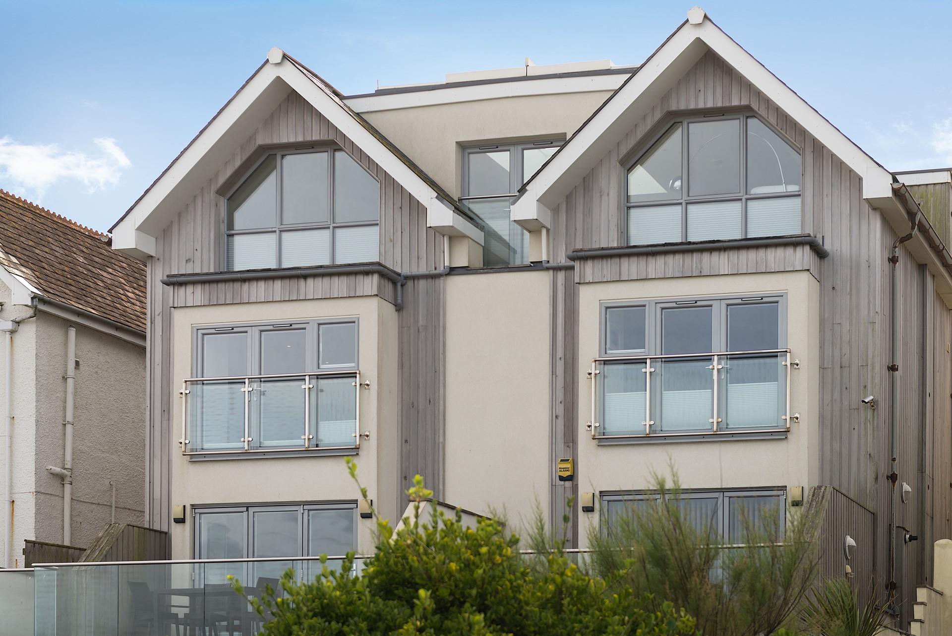 Situated on Esplanade Road, 6 Fistral Beach is in a superb location right above Fistral beach. 