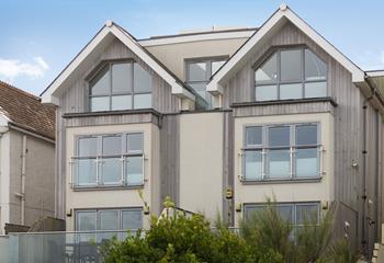 Situated on Esplanade Road, 6 Fistral Beach is in a superb location right above Fistral beach. 