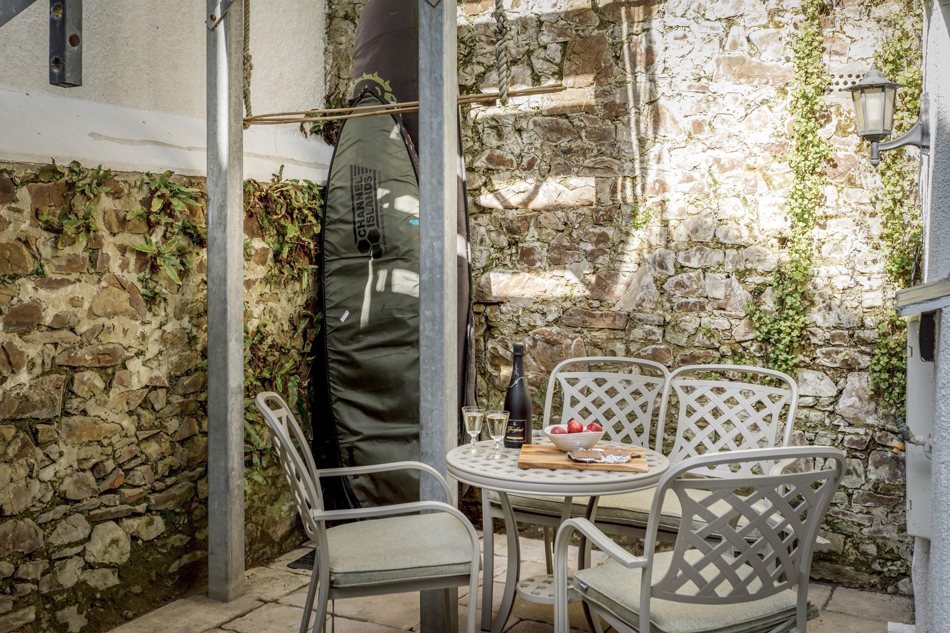 Take your meals alfresco in the enclosed courtyard.