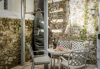Take your meals alfresco in the enclosed courtyard.