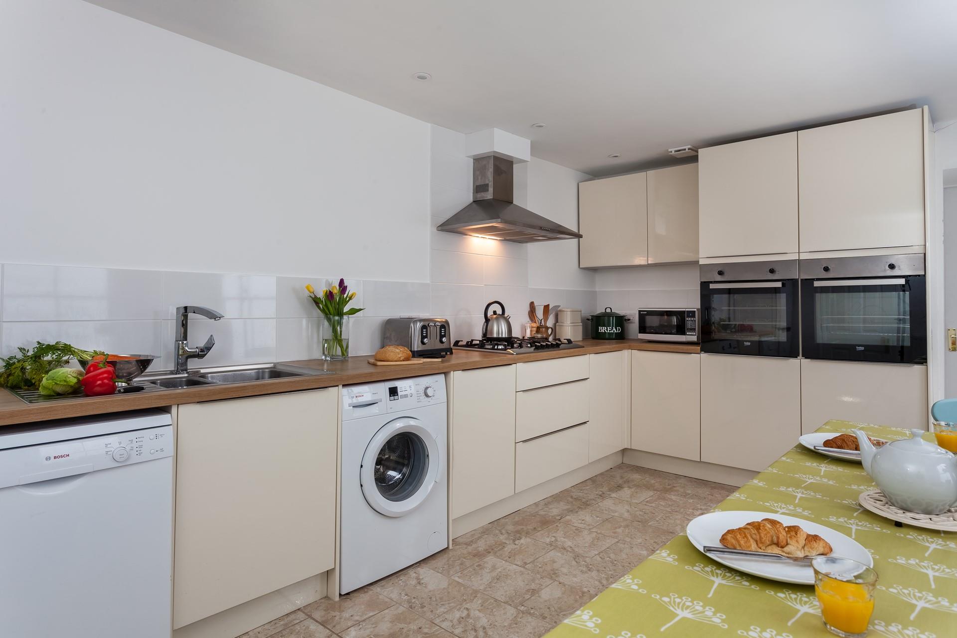 This well-equipped kitchen is ideal for cooking a delicious family meal. 