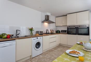 This well-equipped kitchen is ideal for cooking a delicious family meal. 