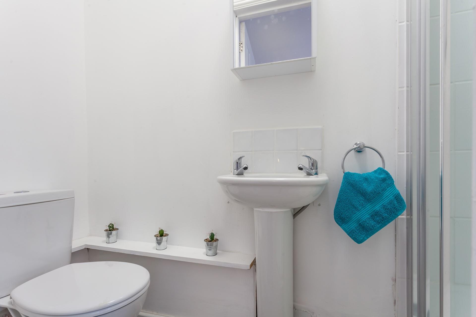 Step straight into the en suite nd get ready for a day on the beach.