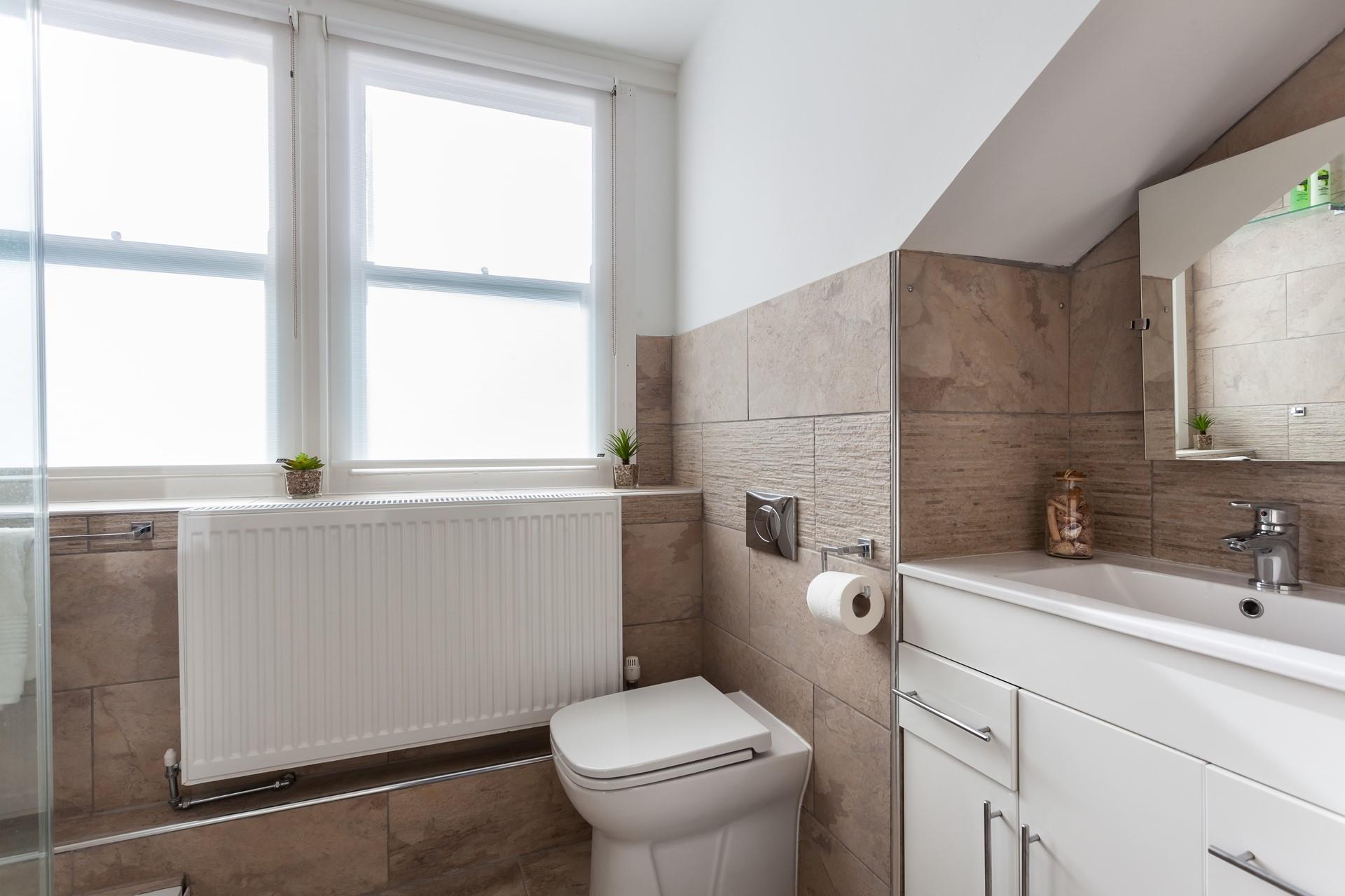 The en suite for bedroom 5.