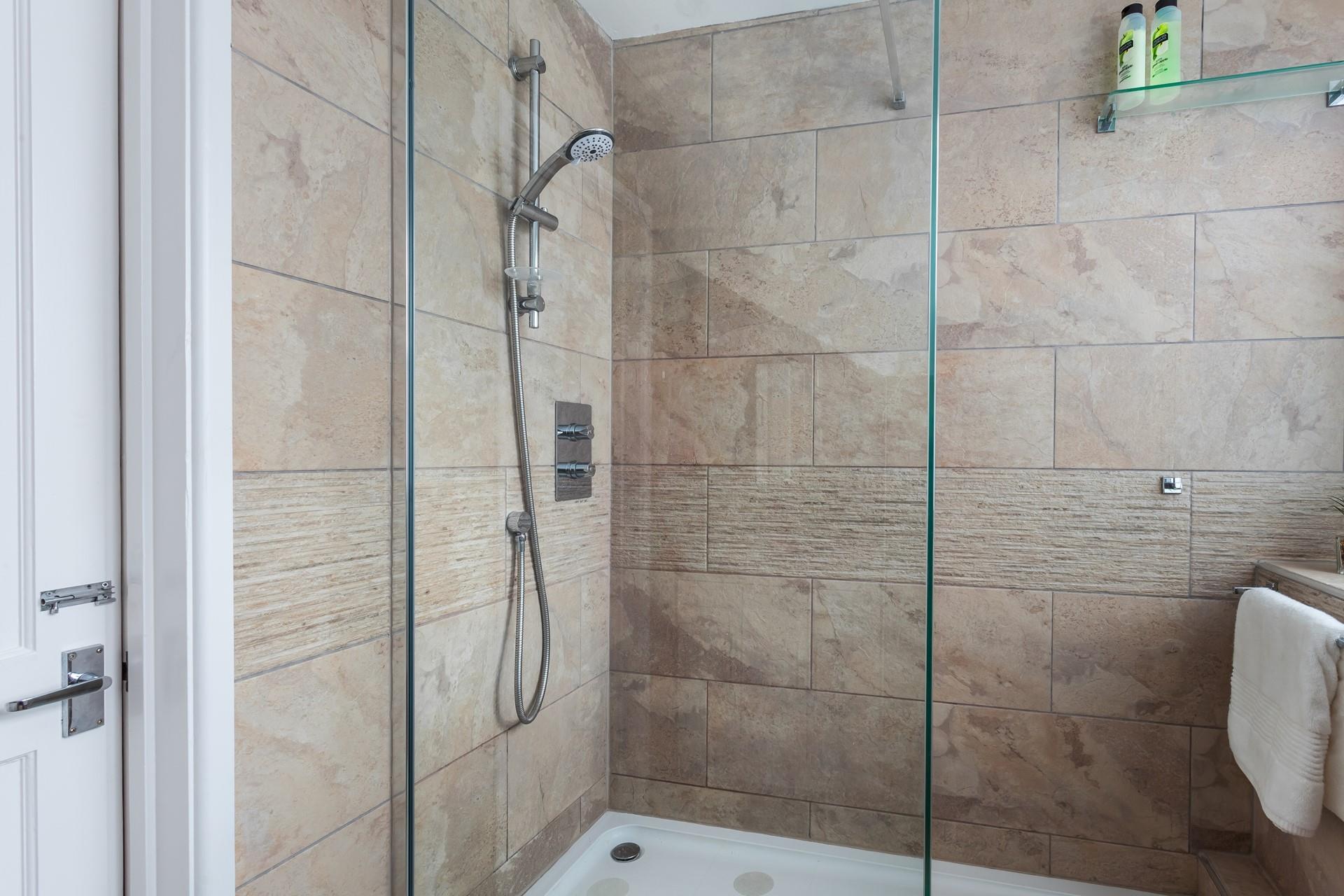 Start the day with an invigorating shower in the en suite.