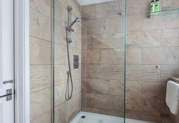 Start the day with an invigorating shower in the en suite.