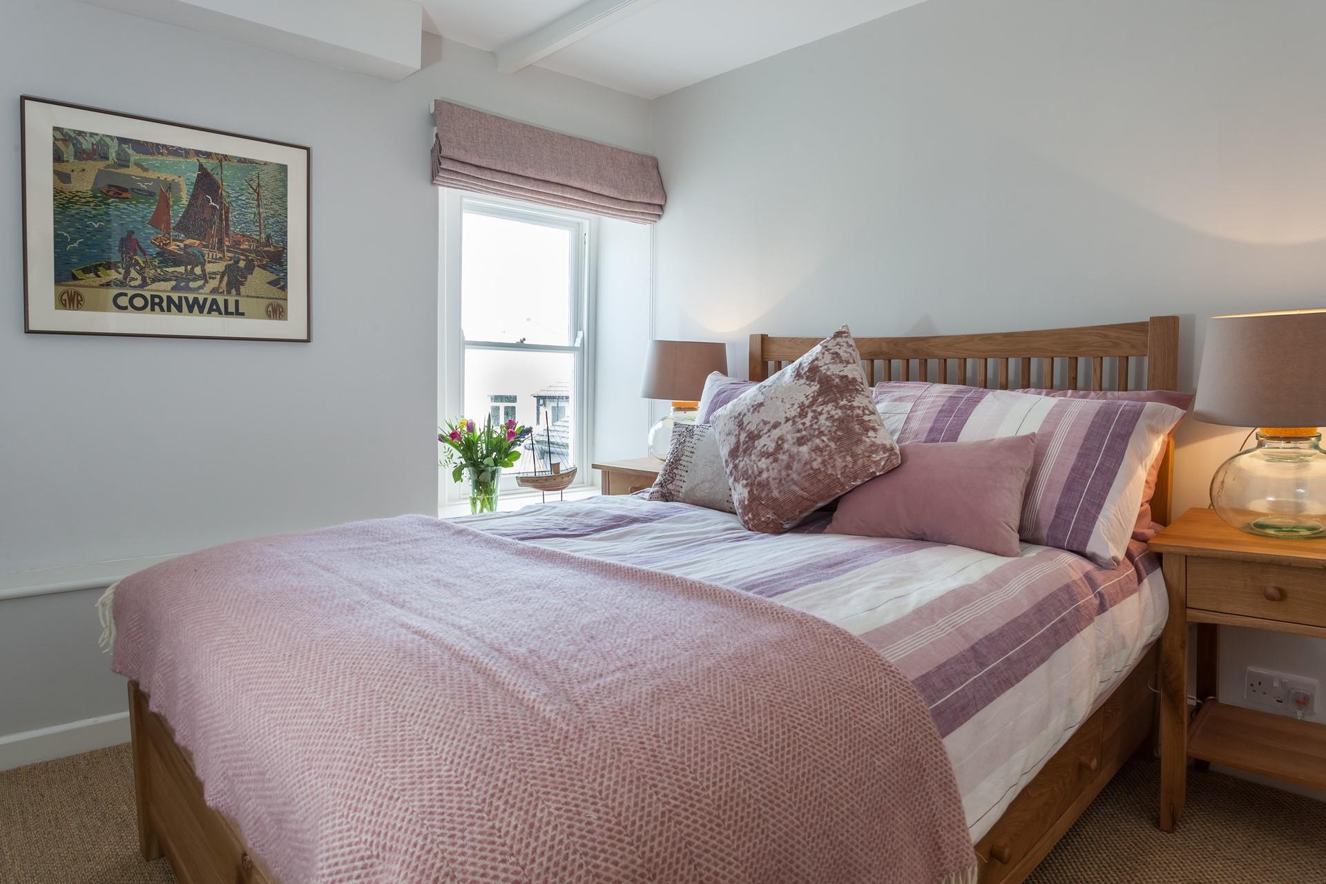 The spacious king size bed offers you a cosy place to drift off to sleep.