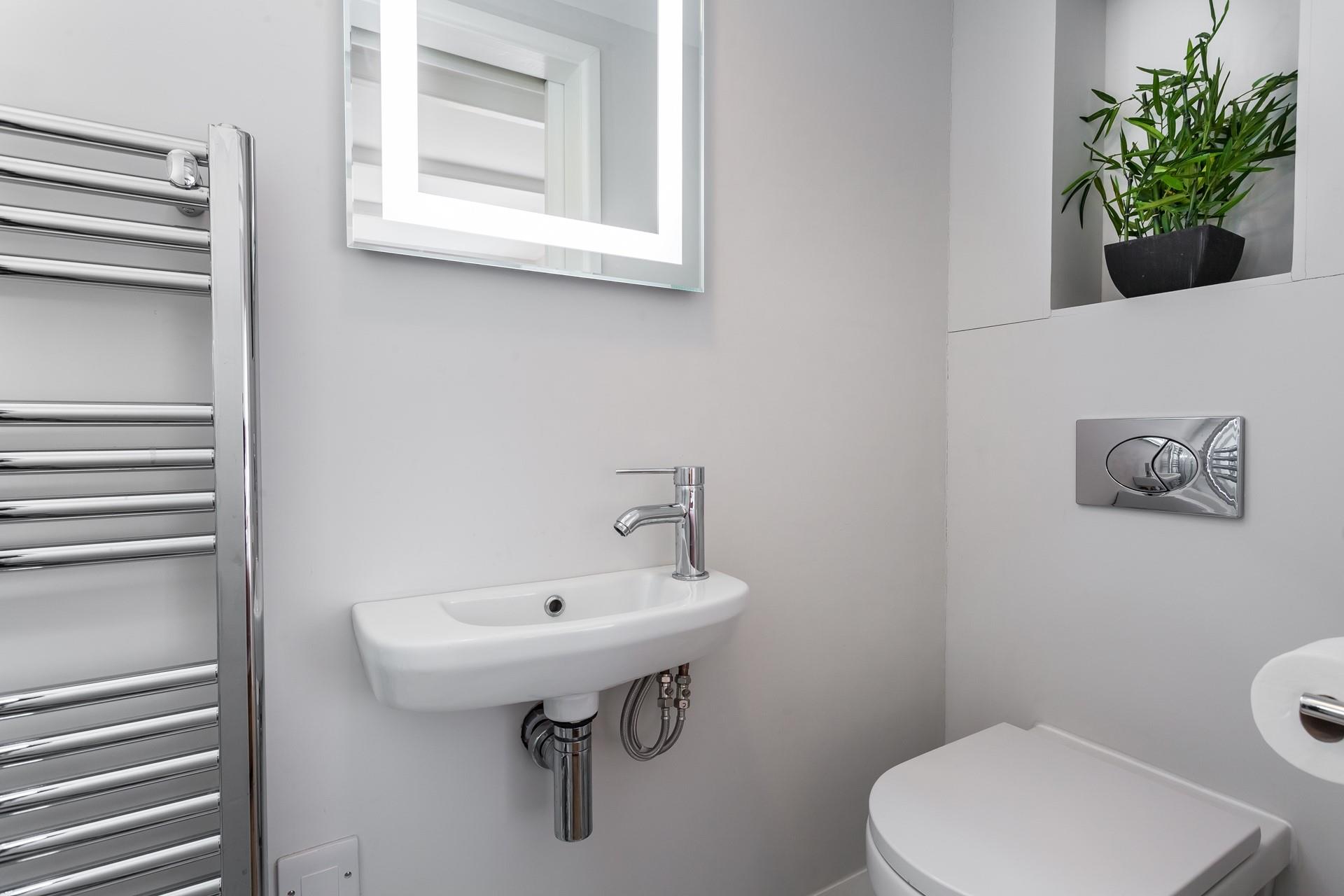 The en suite shower room.