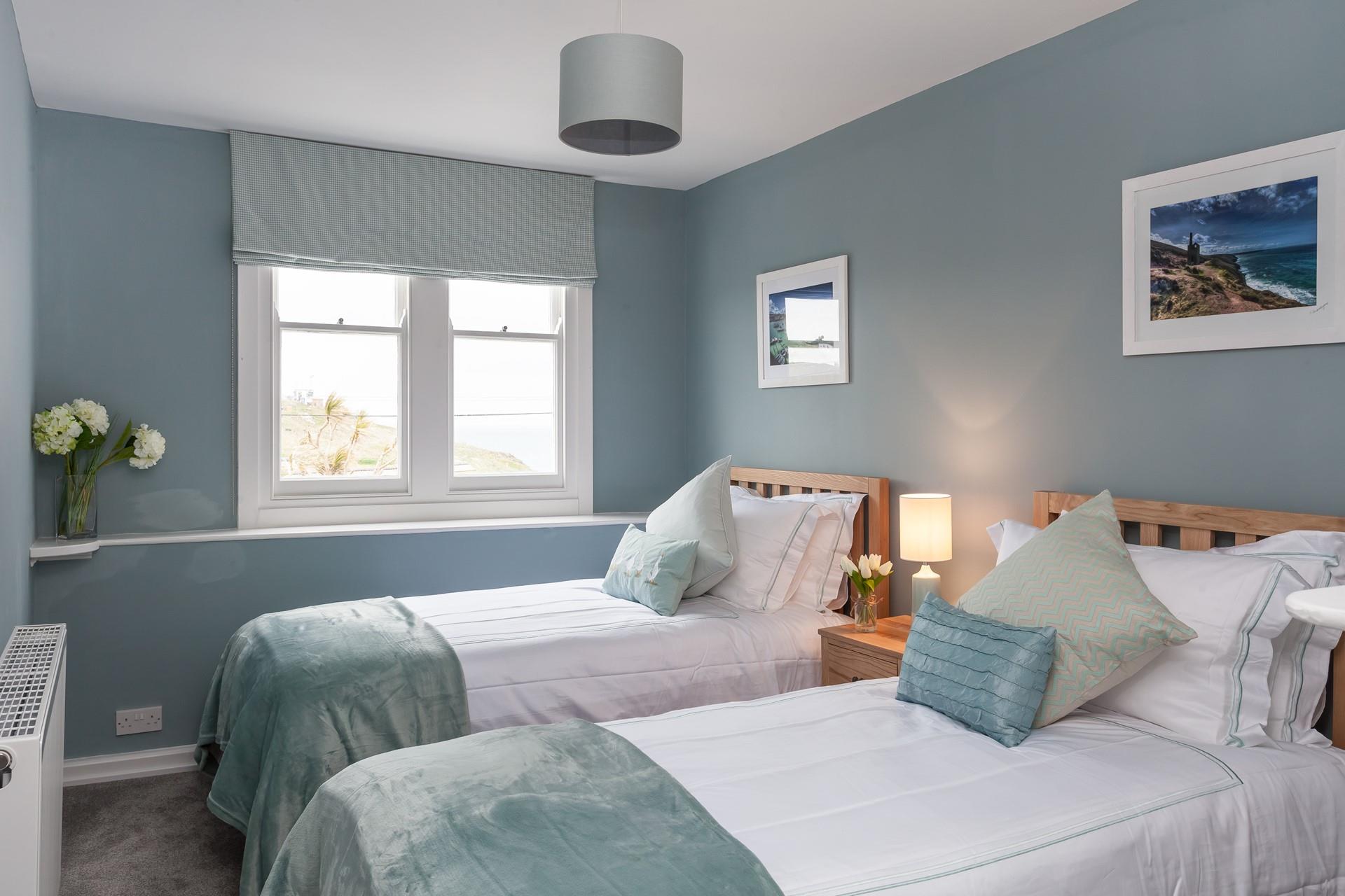 Bedroom 3 with twin beds.