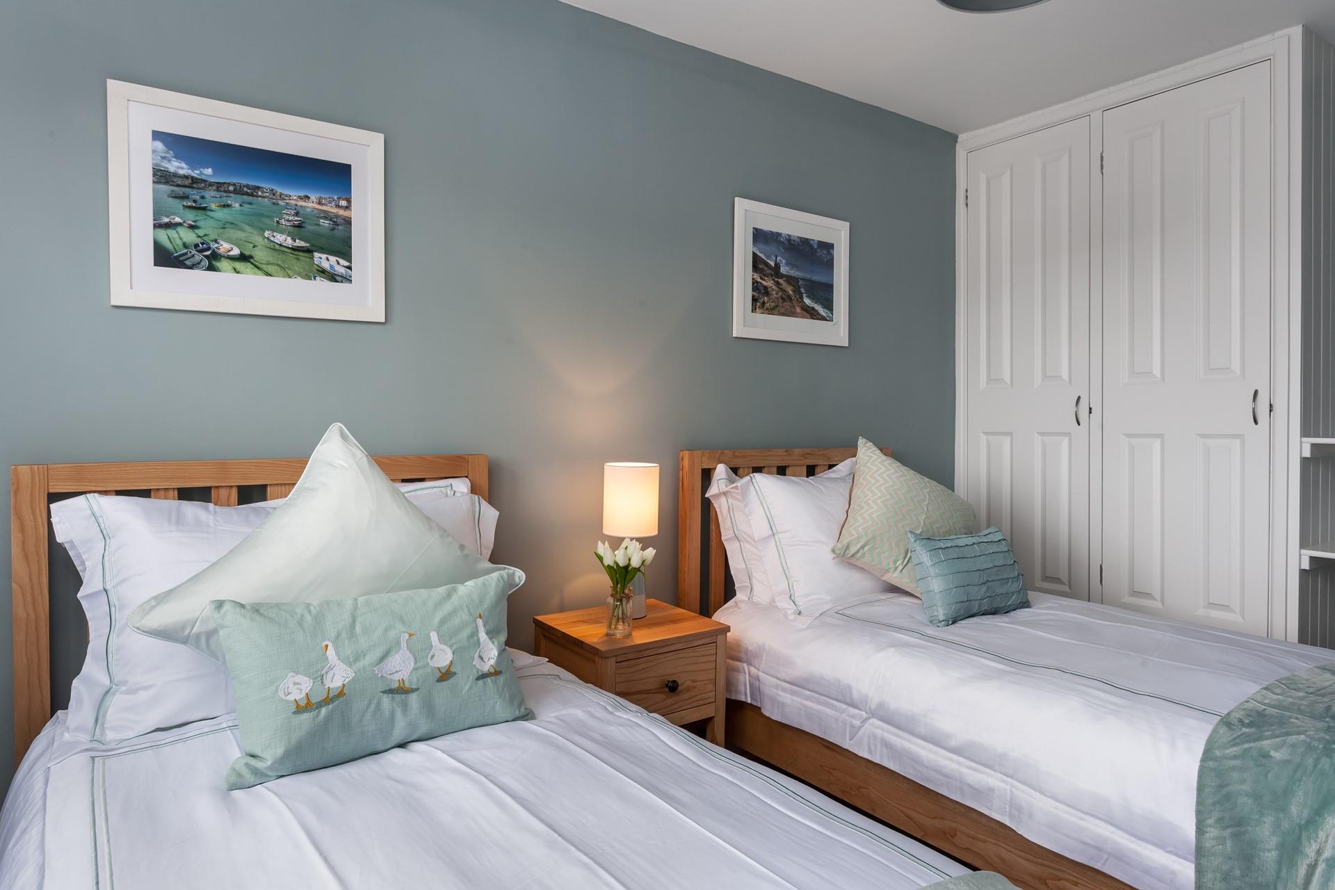 Bedroom 3 with twin beds.