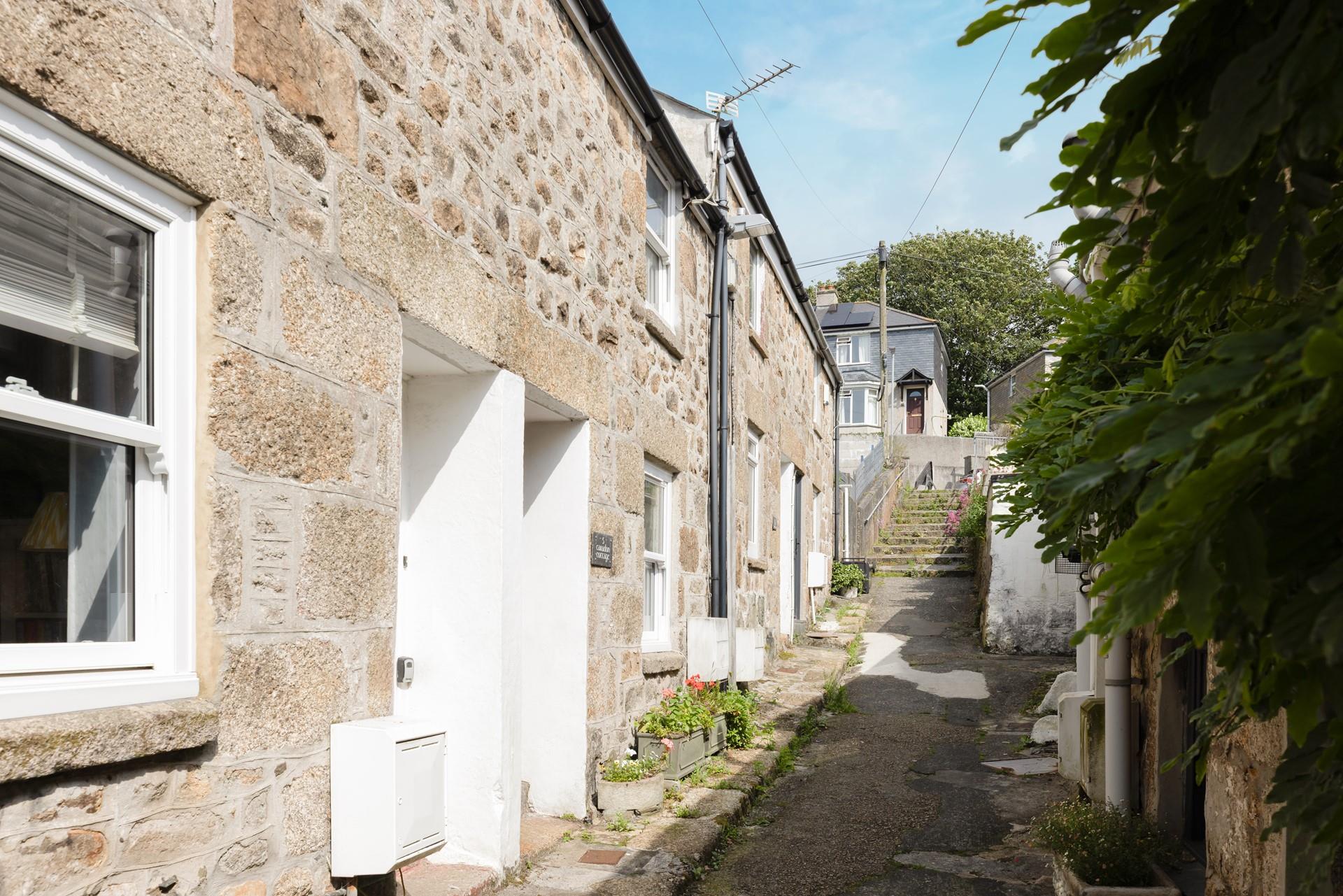 Located down a pretty lane, just five minutes walk from St Ives harbourside. 