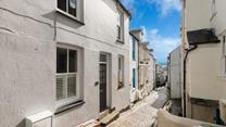 The cottage is only a stone's throw from the harbour on Baileys Lane.