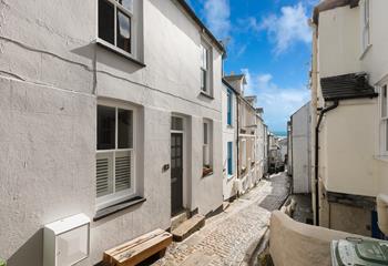 The cottage is only a stone's throw from the harbour on Baileys Lane.