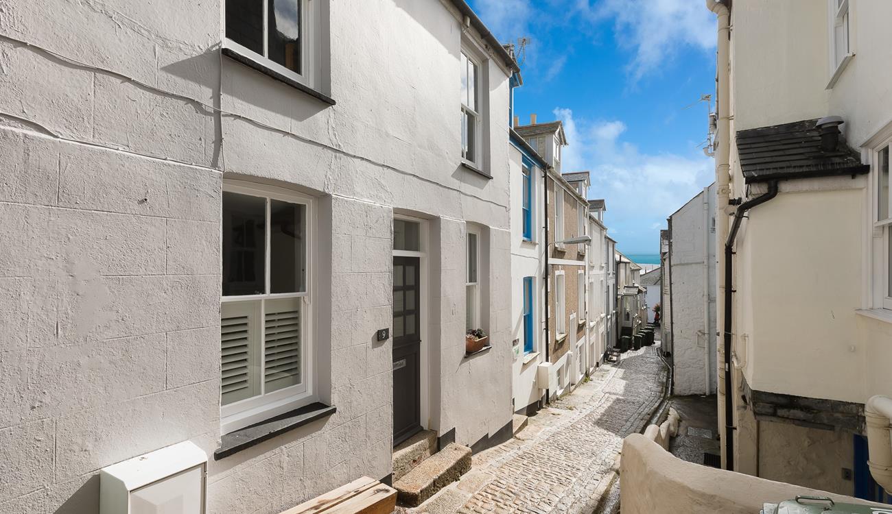 The cottage is only a stone's throw from the harbour on Baileys Lane.