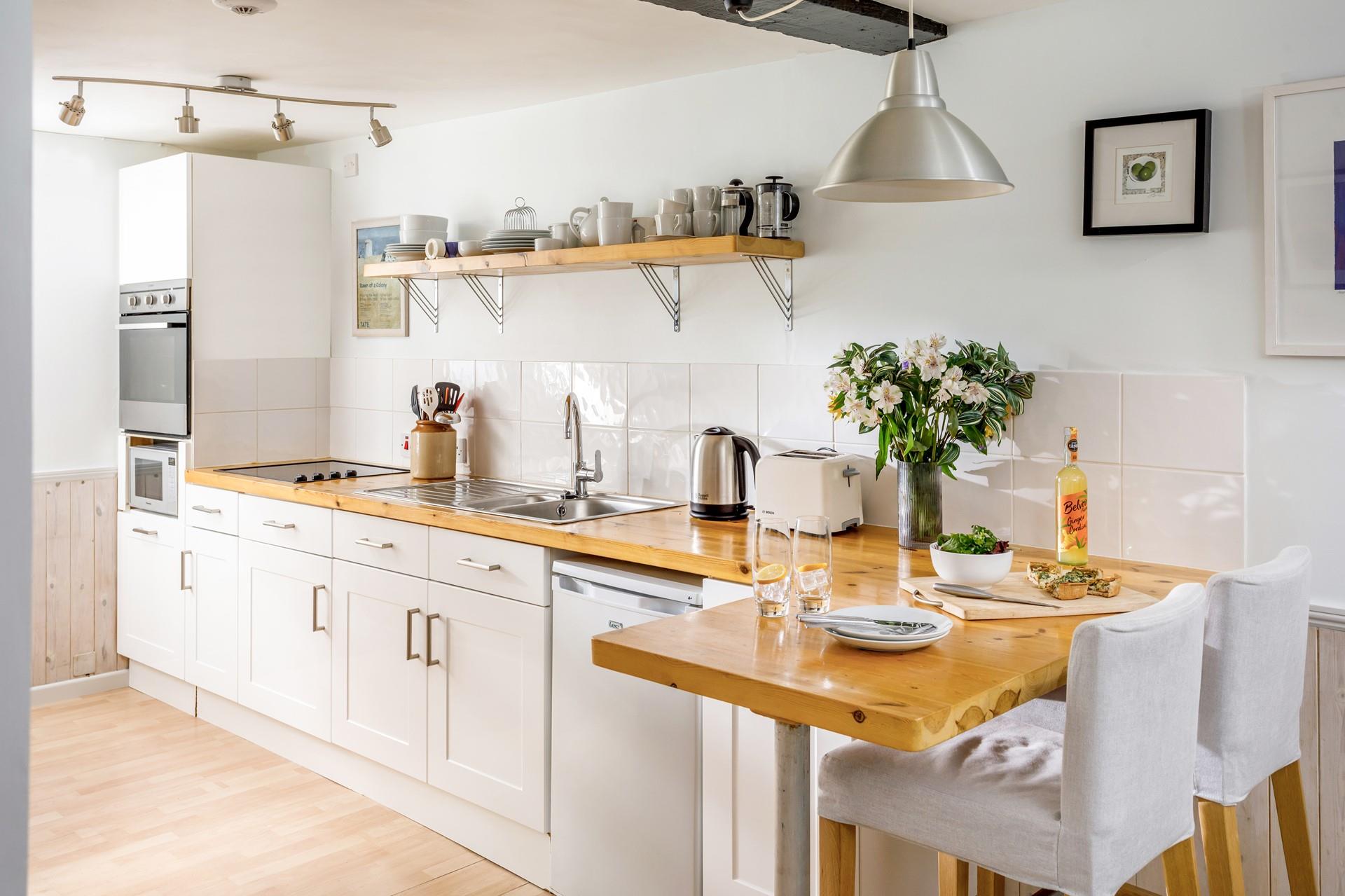 Prepare your picnic for the beach in the well-equipped kitchen. 