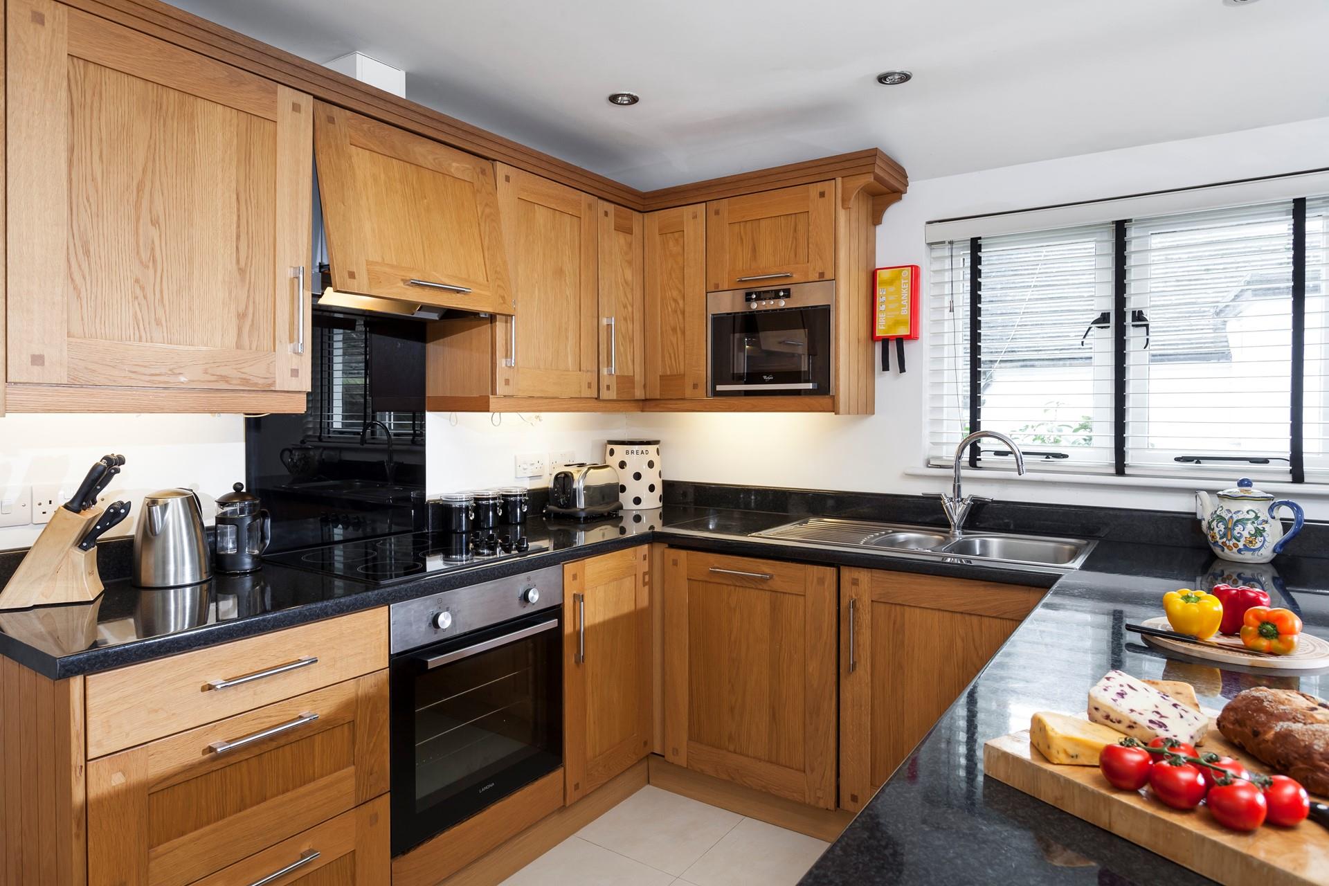 The kitchen has all you need to prepare family meals, rather not cook? There is a variety of local eateries to enjoy. 