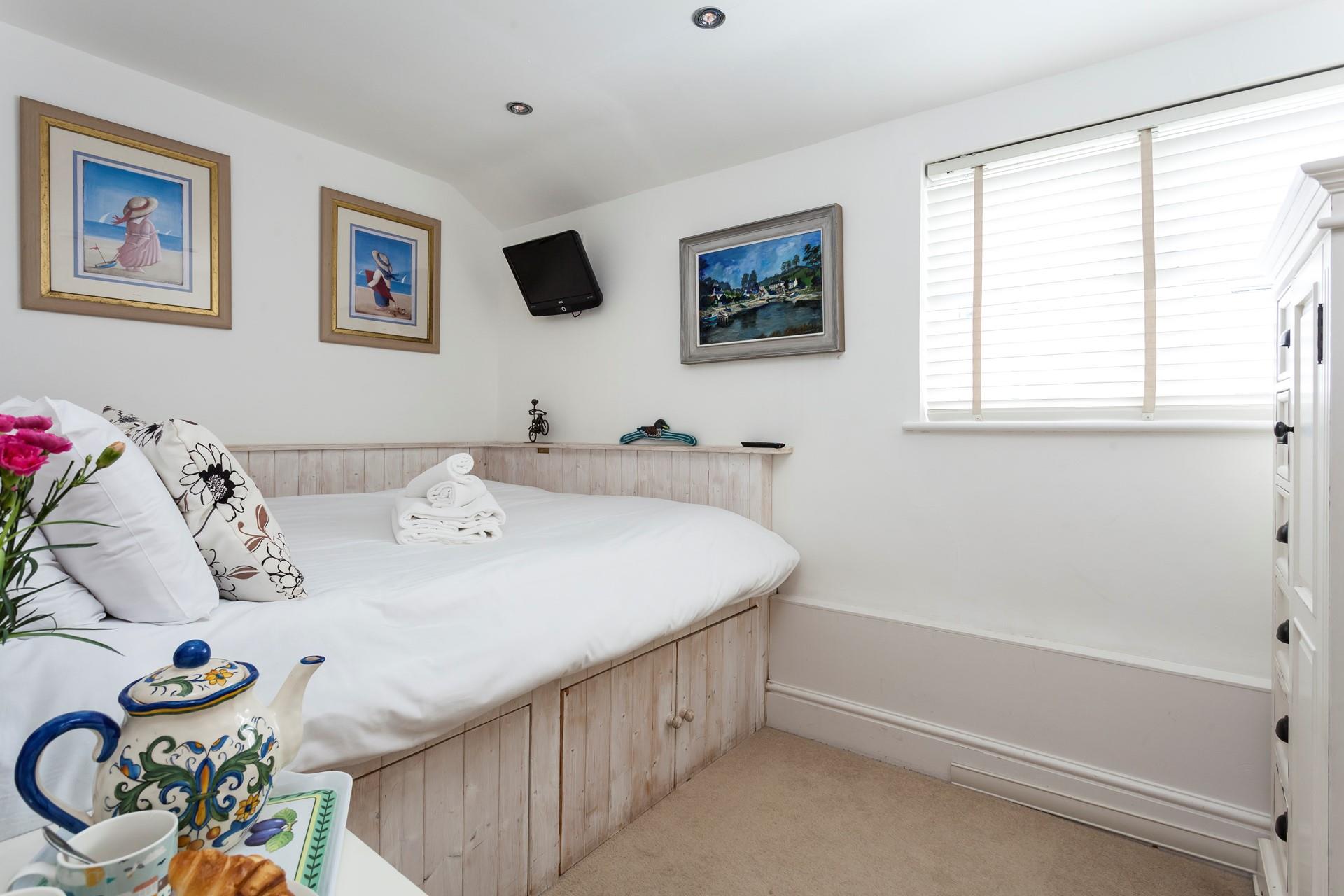 Roll out of bed for a morning walk across the harbour.