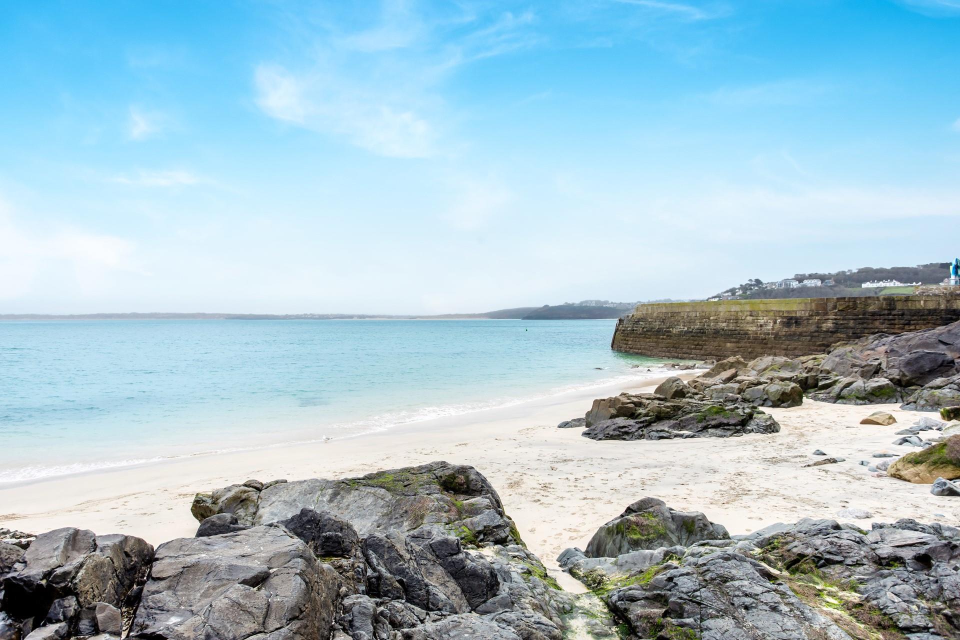 Enjoy a dip in the sea on Bamaluz beach virtually on the doorstep!