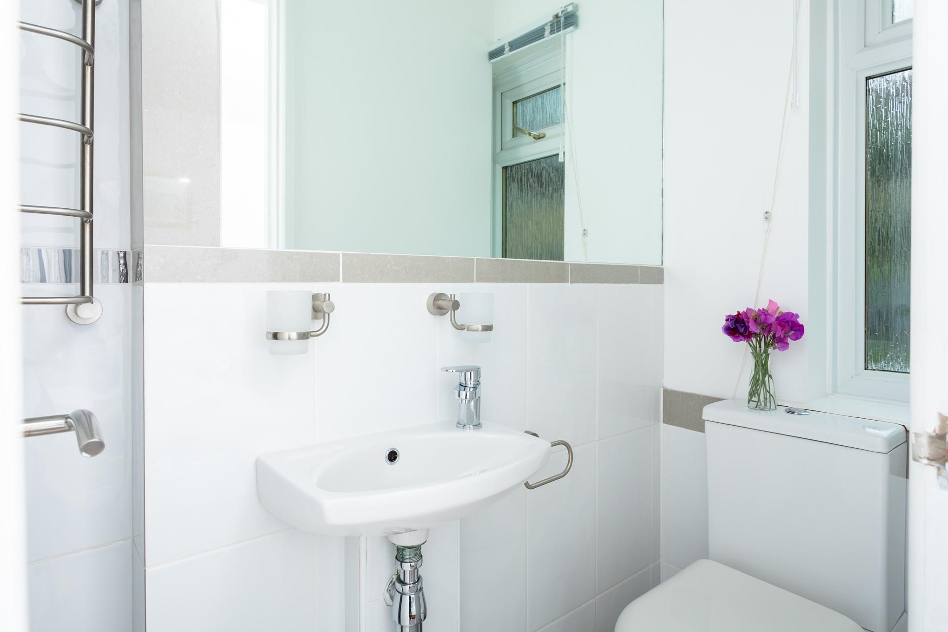 The cloakroom offers a basin and WC, perfect for all your guests.