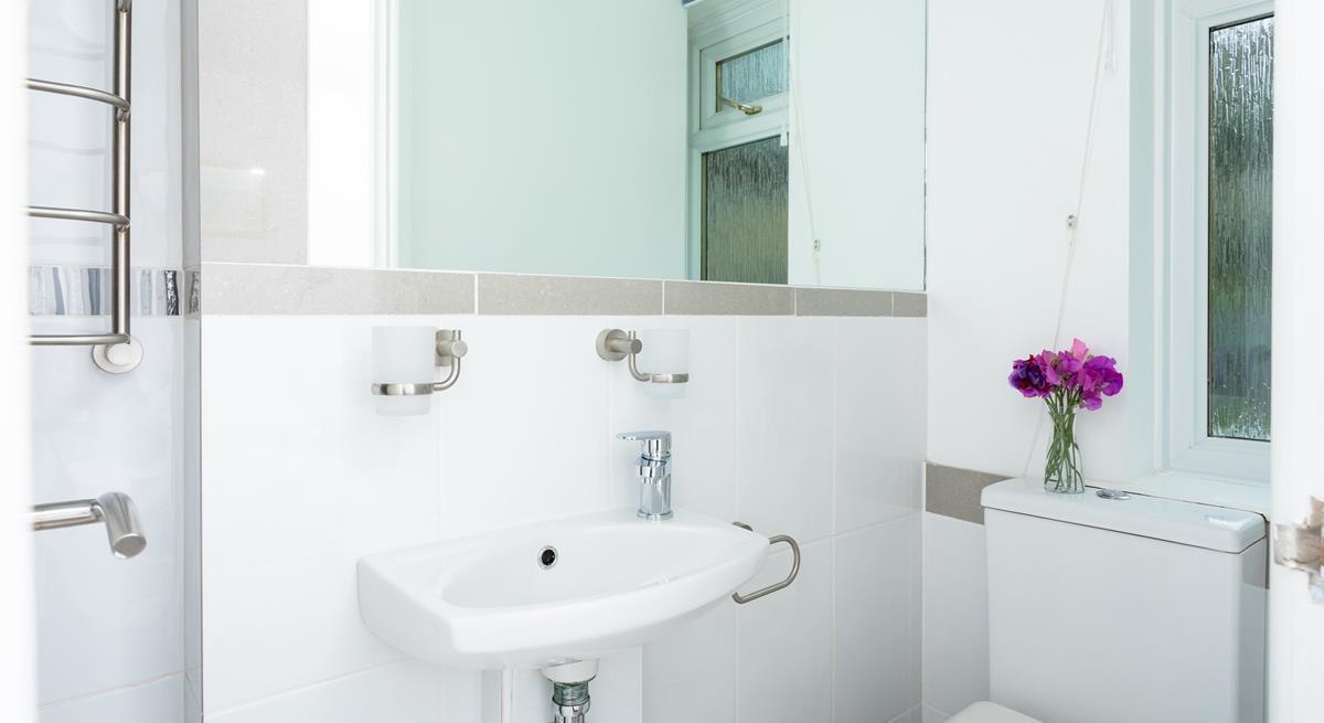 The cloakroom offers a basin and WC, perfect for all your guests.