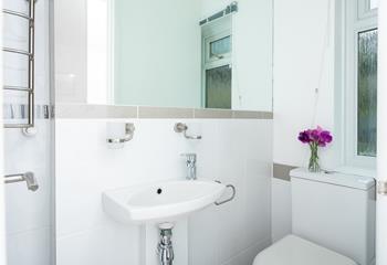 The cloakroom offers a basin and WC, perfect for all your guests.