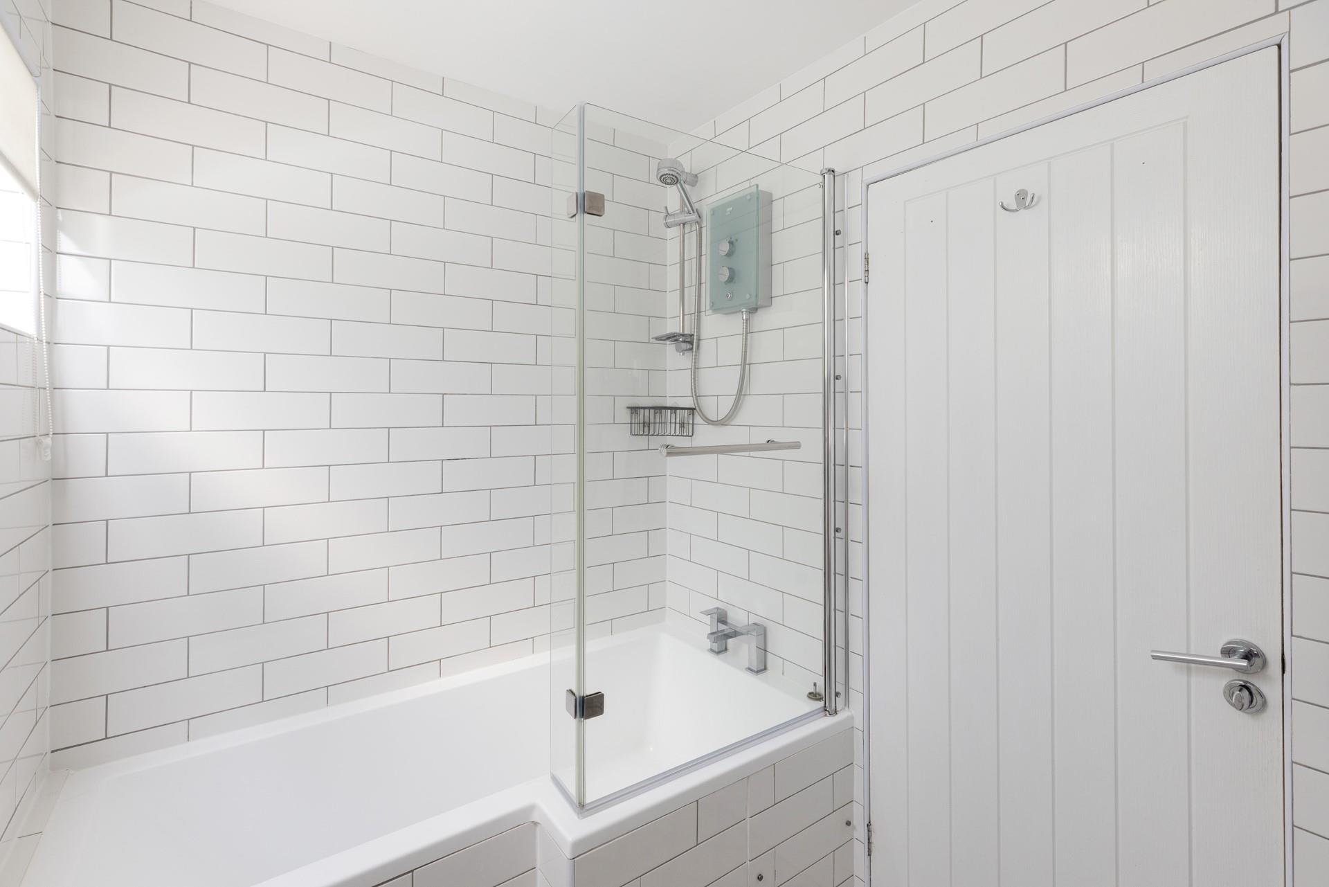 Relax and unwind in the large, modern, P-shaped bath. 