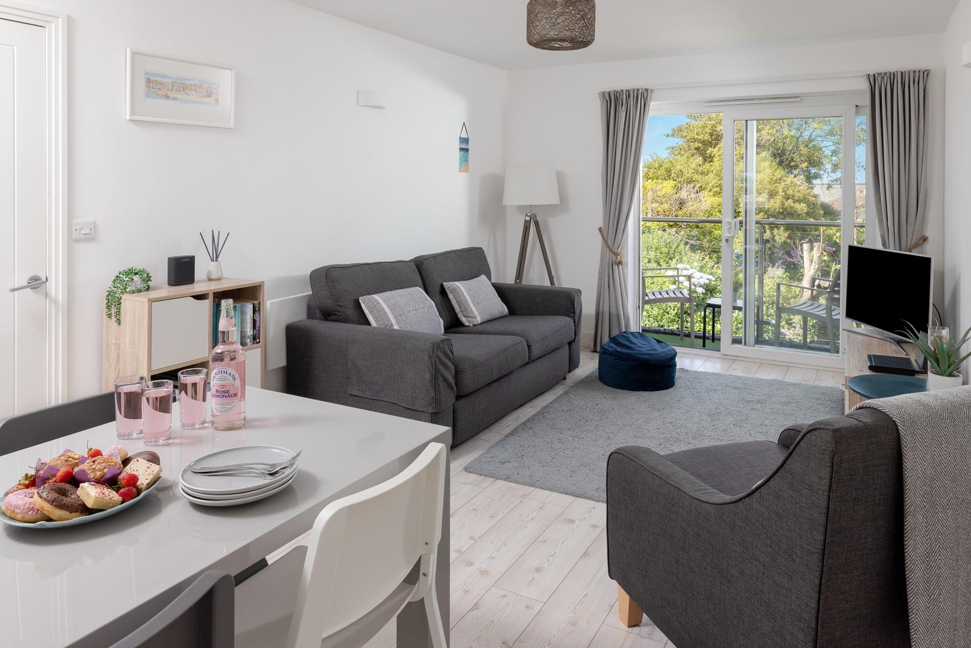 The distant sea views can not be missed through the large patio doors, even from the kitchen. 