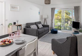 The distant sea views can not be missed through the large patio doors, even from the kitchen. 