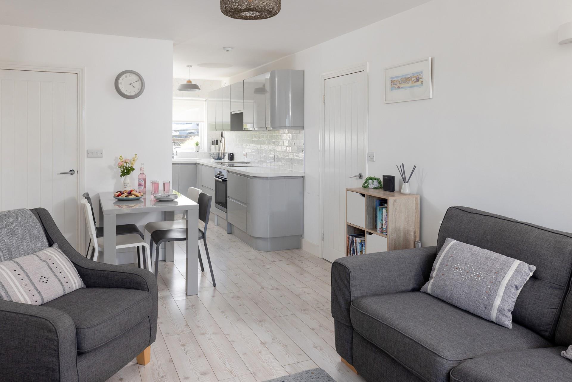 With an open-plan layout, family and friends can enjoy gathering together. 