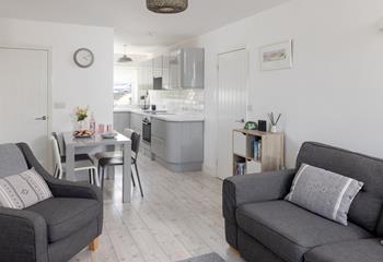 With an open-plan layout, family and friends can enjoy gathering together. 