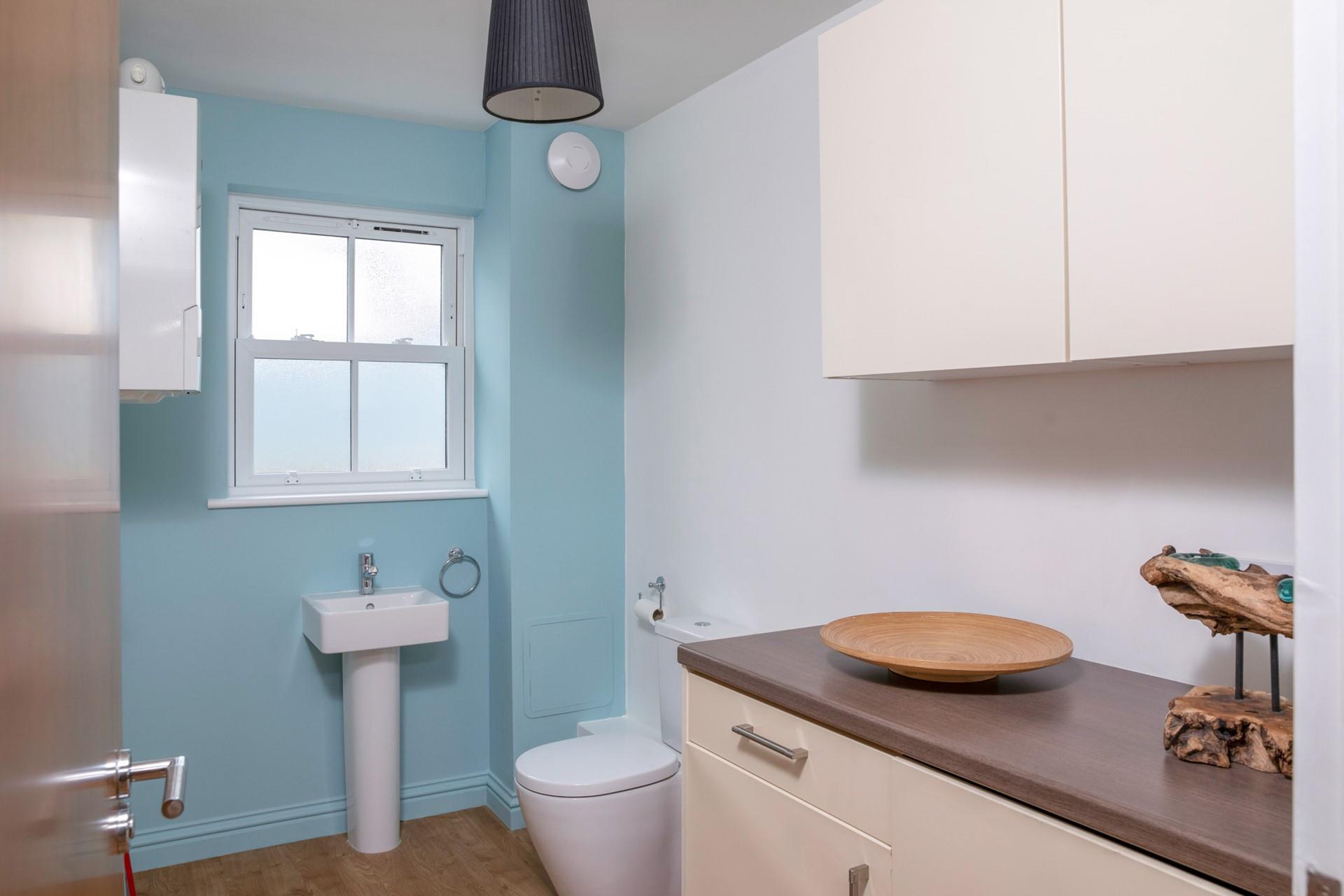 The cloakroom has a WC and washing machine.